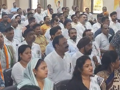 भूपेश बोले-एक पेड़ मां के नाम…सारा जंगल बाप के नाम:बैज बोले-छत्तीसगढ़ में रिमोट कट्रोल की सरकार चल रही, प्रेस कॉन्फ्रेंस में हंसते दिखे महंत-भगत-सुशील