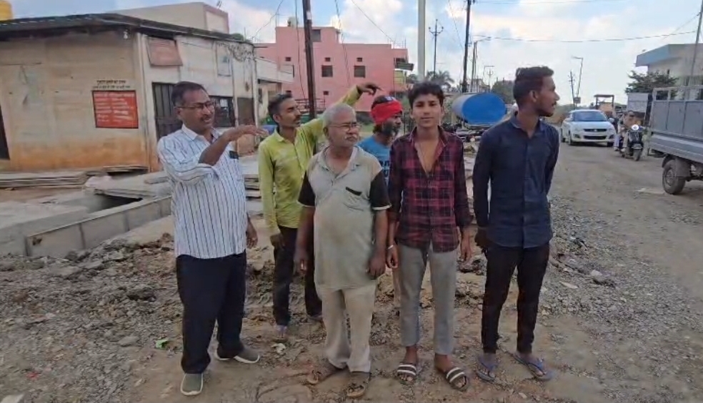 अशोक नगर में शराब दुकान बनी परेशानी की वजह, रहवासी बोले- आबादी क्षेत्र से दुकान हो शिफ्ट